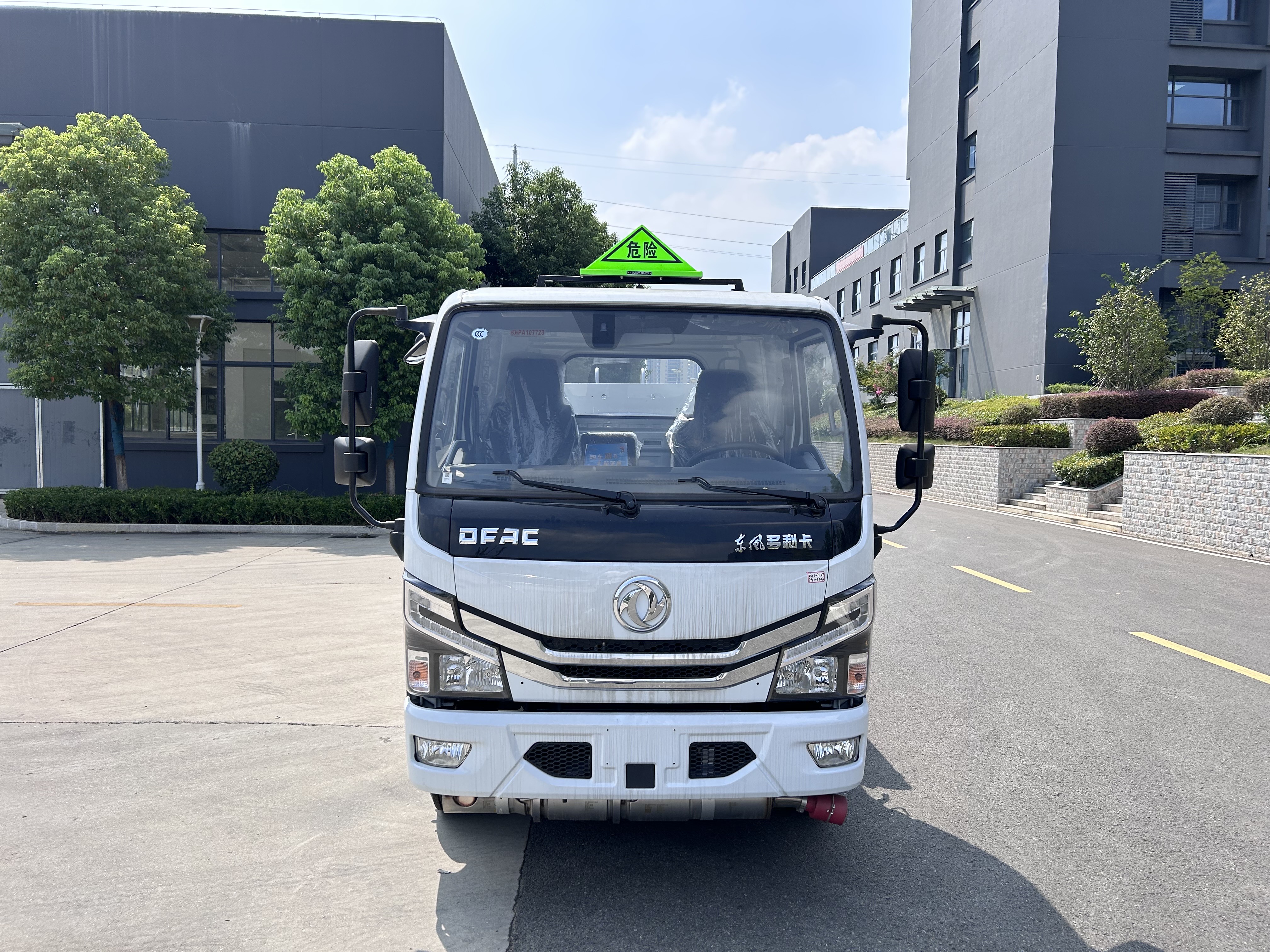 東風D5 2.3方藍牌加油車